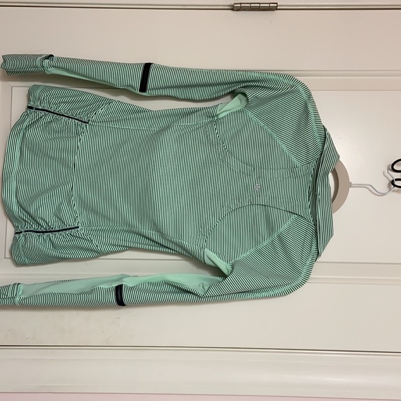 In great condition Lululemon jacket - Picture 2 of 3